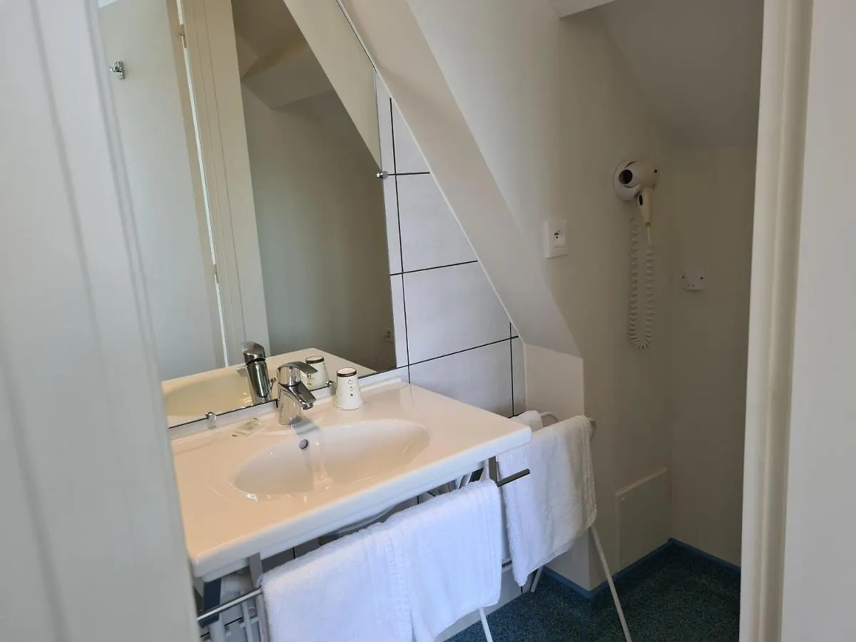 Hotel Bellevue Chambon-sur-Lac 2*,  France